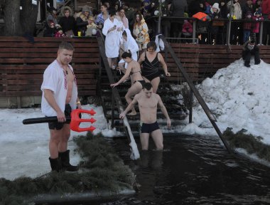 İnsanlar merdivenlerden kutsanan deliğe Epifani Kiev, 19 Ocak 2019 kutlamak için Walrusfest Mors Festival süresince inerler