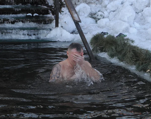 Ein Mann Badet Während Des Walrossfestes Einem Geweihten Eisloch — Stockfoto