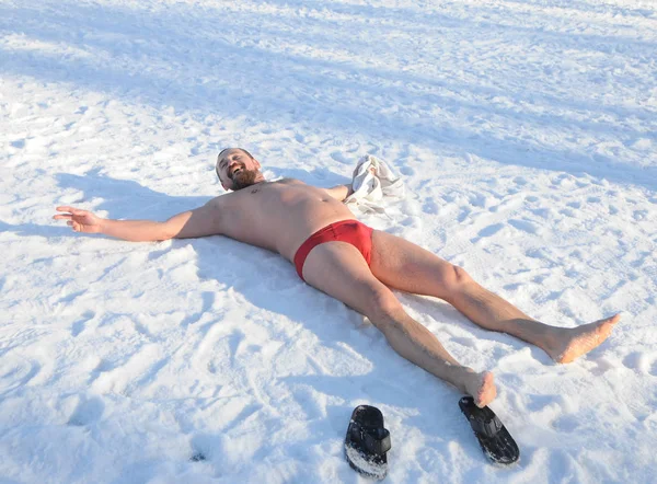 Człowiek Znajduje Się Śniegu Podczas Festiwalu Morsa Festiwal Morsa Okazji — Zdjęcie stockowe