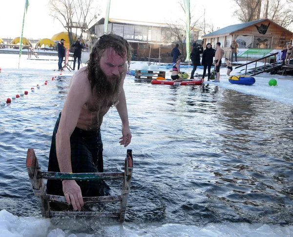 Uomo Bagna Buco Ghiaccio Consacrato Durante Walrusfest Della Festa Del — Foto Stock