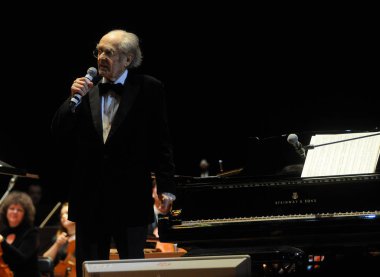 Besteci, aranjör, piyanist ve orkestra Michel Legrand 14 Aralık 2015 Kiev, bir konser sırasında