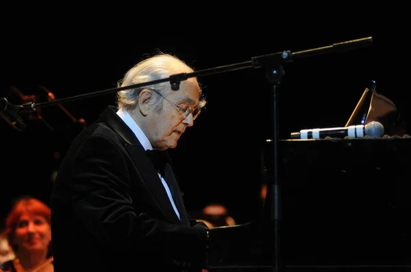 Zeneszerző Hangszerelő Zongorista Karmester Michel Legrand Során Egy Koncert Kijevben — Stock Fotó