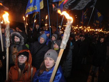 Fener alayı Kruty kahramanlar anısına katılımcıların Kiev, 27 Ocak 2019
