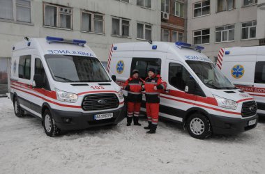 Sağlık kurumlarında 14 Şubat 2017 Kiev, sermayenin yeni modern otomobil acil (ambulans) tıbbi bakım aktarmak