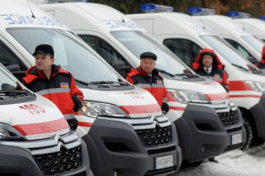 Sağlık kurumlarında 14 Şubat 2017 Kiev, sermayenin yeni modern otomobil acil (ambulans) tıbbi bakım ve aktarımı