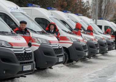 Sağlık kurumlarında 14 Şubat 2017 Kiev, sermayenin yeni modern otomobil acil (ambulans) tıbbi bakım aktarmak