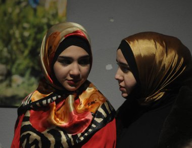 Konuklar Kırım Tatar giyim Show'da 