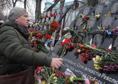 Çiçekler, Kiev, göksel yüzlerce kahramanları sokak 20 Şubat 2018 döşeme. Göksel yüzlerce kahramanları gün için anma olaylar Kiev'de Şubat 18-20 üzerinde tutulur