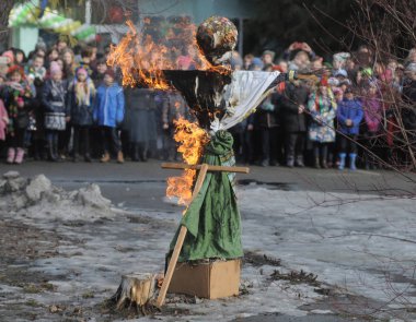  Maslenitsa, Kiev, kutlama 24 Şubat 2017 sırasında kış Effigy yanan