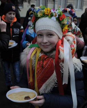 24 Şubat 2017 Maslenitsa Kiev, kutlama sırasında bir kız