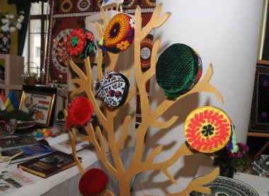 Bir ağaç şeklinde yükleme acentelerin, Kiev şehir devlet İdaresi 20 Mart 2018 Kiev, tesislerinde uluslararası günü kutlamaları sırasında Ulusal başlıklar. 