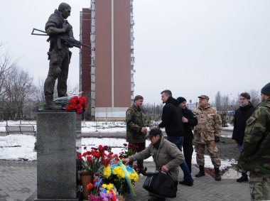 Çiçekler, Kiev, gönüllü gönüllü anıt 14 Mart 2018 atma töreni. 