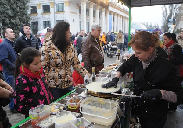 Gente Compra Panqueques Durante Celebración Maslenitsa Territorio Exposición Logros Económicos —  Fotos de Stock