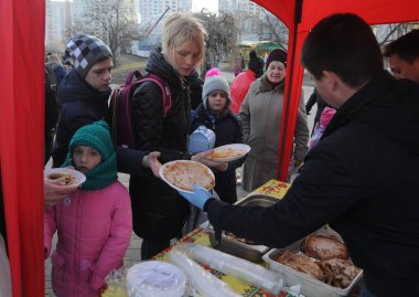 Krep Maslenitsa Kiev, kutlama 7 Mart 2019 sırasında satın alıyor