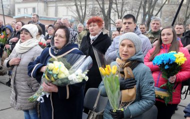 Katılımcılar bir anıt plaket açılış Anti-Terör Operasyonu Oleg Bogachev, 14 Mart 2019 Doğu Ukrayna, Kiev, ölen katılımcı onuruna