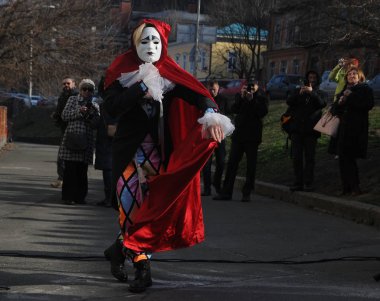 Ukraynalı şarkıcı Andrei Kravchuk (El Kravchuk) bir anıt çeşitli sinema oyuncusu, aktör, besteci, şair ve şarkıcı Alexander Vertinsky Andrews iniş Kiev, 21 Mart 2019 tarihinde açıklanması sırasında gerçekleştirir