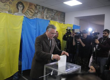 Ukrayna, toplumsal konumu konumu, Anatoly Gritsenko, genel başkanı Başkanlığı için aday oy atar oy sandığı Yoklama İstasyonu Ecohygiene Enstitüsü, Ukrayna'nın cumhurbaşkanlığı seçimlerinde oylama sırasında bir