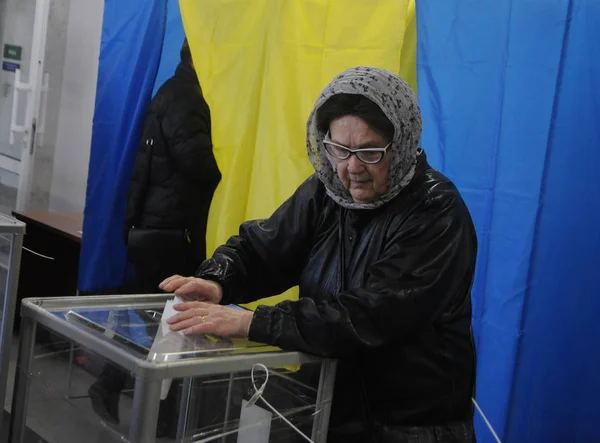 Starsza Kobieta Rzuca Karty Głosowania Urny Wybory Prezydenckie Ukrainie Lokalu — Zdjęcie stockowe