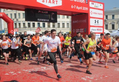 Sporcular bir mesafe üstesinden 10 Kiev yarı Marat2019 onu sırasında kilometre