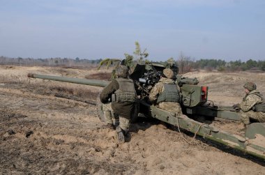 Ukrayna Silahlı Kuvvetleri 59 motorlu piyade tugayı askerleri Divichki eğitim sahasında tatbikatlar sırasında 152-mm obüs D-20 ateş (Kiev bölgesi), Mart 10, 2017