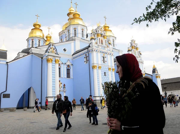 2019年4月21日キエフの聖ミカエル大聖堂を背景に ヤシの日曜日に柳の小枝を持つ女性 — ストック写真