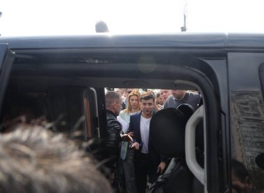 Ukrayna Cumhurbaşkanı adayı, aktör, Vladimir Zelensky ve eşi Elena cumhurbaşkanlığı seçimlerinin ikinci turunda sandık merkezlerinden birinde, Kiev, Nisan 21, 2019