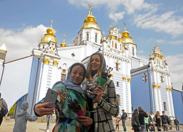 柳の小枝を持つ女の子は キエフの聖マイケル大聖堂でパーム日曜日に自分撮りを取ります 2019 — ストック写真