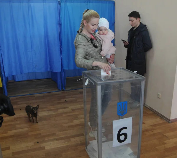 Stacji Wyborczej Podczas Drugiej Rundy Wyborów Prezydenckich Kijowie Wyborca Głosował — Zdjęcie stockowe