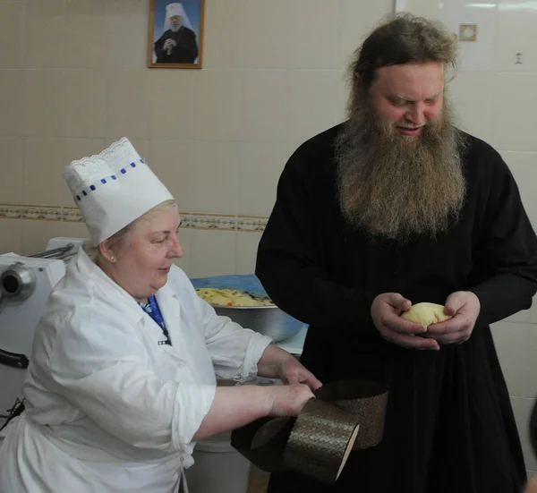 2013年5月1日 星期三 在基辅 佩切尔斯克拉夫拉的烘焙迷你店 牧师用模具将复活节蛋糕烤出面团 — 图库照片