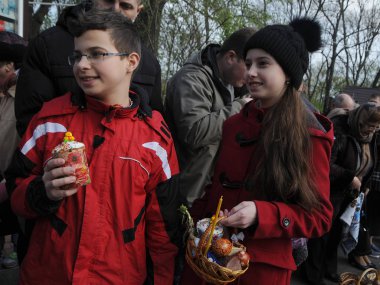 Kiev Askold mezarında Aziz Nikolaos Kilisesi yakınlarındaki İsa'nın Kutsal Dirilişi (Paskalya) kutlaması sırasında Paskalya sepetleri kutsama, Nisan 16, 2017