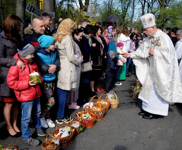 2017年4月16日 在基辅阿斯克德墓的圣尼古拉斯教堂附近 牧师在圣尼古拉斯教堂附近祭复活节篮子 — 图库照片