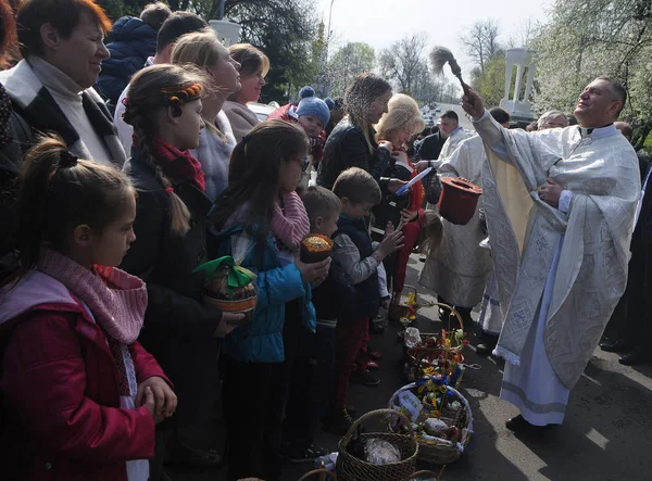 Священик Освятув Великодні Кошики Під Час Святкування Воскресіння Христового Пасха — стокове фото