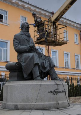 Bir temizlik şirketi çalışanı Kiev Mikhail Hrushevsky için anıt yıkıyor, Mart 16, 2017
