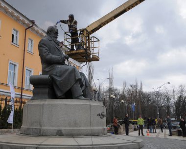 Bir temizlik şirketi çalışanı Kiev Mikhail Hrushevsky için anıt yıkıyor, Mart 16, 2017