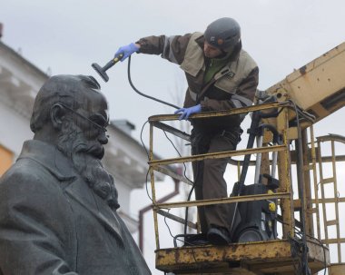 Bir temizlik şirketi çalışanı Kiev Mikhail Hrushevsky için anıt yıkıyor, Mart 16, 2017