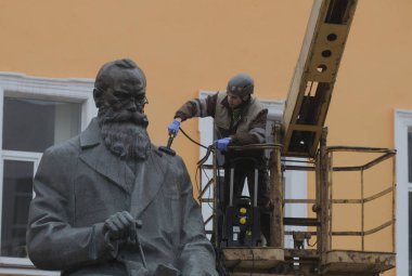 Bir temizlik şirketi çalışanı Kiev Mikhail Hrushevsky için anıt yıkıyor, Mart 16, 2017