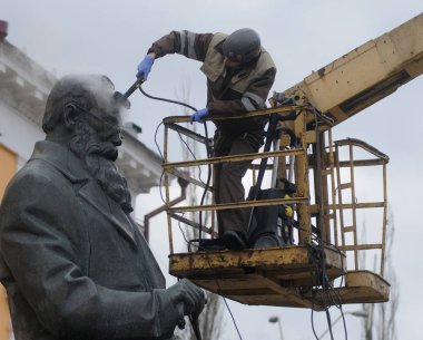 Bir temizlik şirketi çalışanı Kiev Mikhail Hrushevsky için anıt yıkıyor, Mart 16, 2017