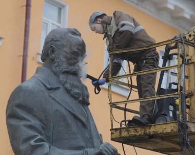 Bir temizlik şirketi çalışanı Kiev Mikhail Hrushevsky için anıt yıkıyor, Mart 16, 2017
