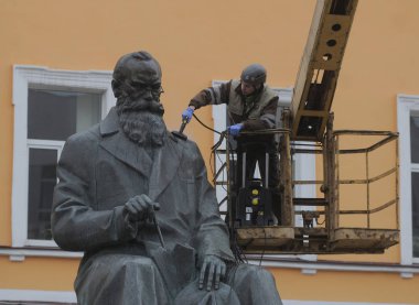 Bir temizlik şirketi çalışanı Kiev Mikhail Hrushevsky için anıt yıkıyor, Mart 16, 2017