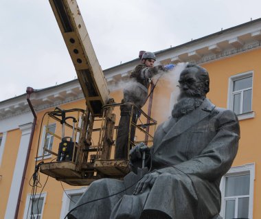 Bir temizlik şirketi çalışanı Kiev Mikhail Hrushevsky için anıt yıkıyor, Mart 16, 2017