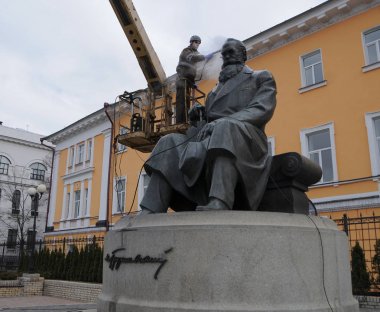 Bir temizlik şirketi çalışanı Kiev Mikhail Hrushevsky için anıt yıkıyor, Mart 16, 2017