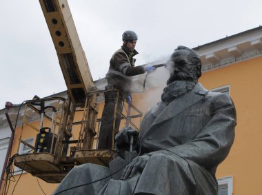 Bir temizlik şirketi çalışanı Kiev Mikhail Hrushevsky için anıt yıkıyor, Mart 16, 2017