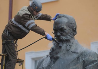 Bir temizlik şirketi çalışanı Kiev Mikhail Hrushevsky için anıt yıkıyor, Mart 16, 2017