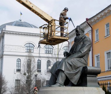 Bir temizlik şirketi çalışanı Kiev Mikhail Hrushevsky için anıt yıkıyor, Mart 16, 2017