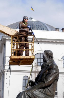 Bir temizlik şirketi çalışanı Kiev Mikhail Hrushevsky için anıt yıkıyor, Mart 16, 2017