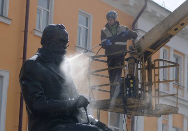 Bir temizlik şirketi çalışanı Kiev Mikhail Hrushevsky için anıt yıkıyor, Mart 16, 2017