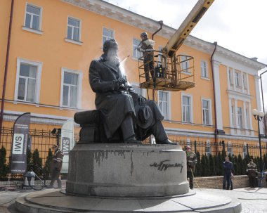 Bir temizlik şirketi çalışanı Kiev Mikhail Hrushevsky için anıt yıkıyor, Mart 16, 2017