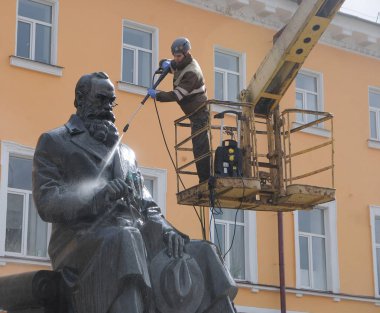 Bir temizlik şirketi çalışanı Kiev Mikhail Hrushevsky için anıt yıkıyor, Mart 16, 2017