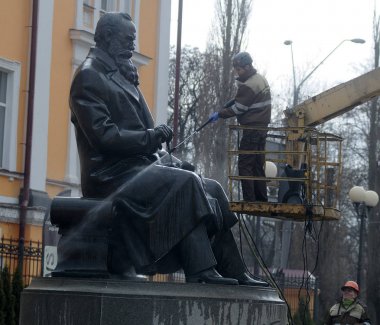 Bir temizlik şirketi çalışanı Kiev Mikhail Hrushevsky için anıt yıkıyor, Mart 16, 2017