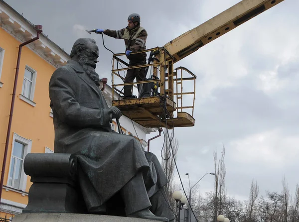 Bir temizlik şirketi çalışanı Kiev Mikhail Hrushevsky için anıt yıkıyor, Mart 16, 2017